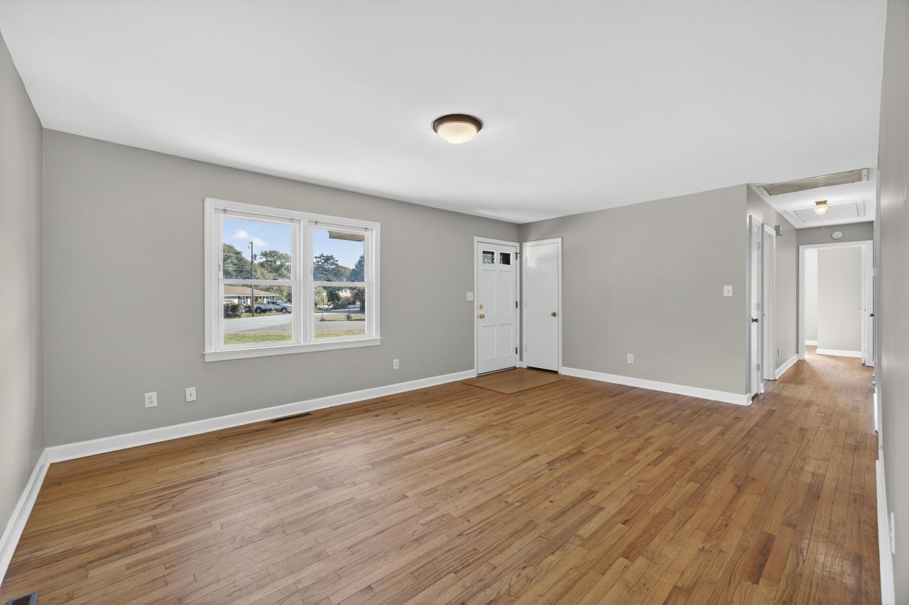 1321 Briarfield Avenue Photo 5