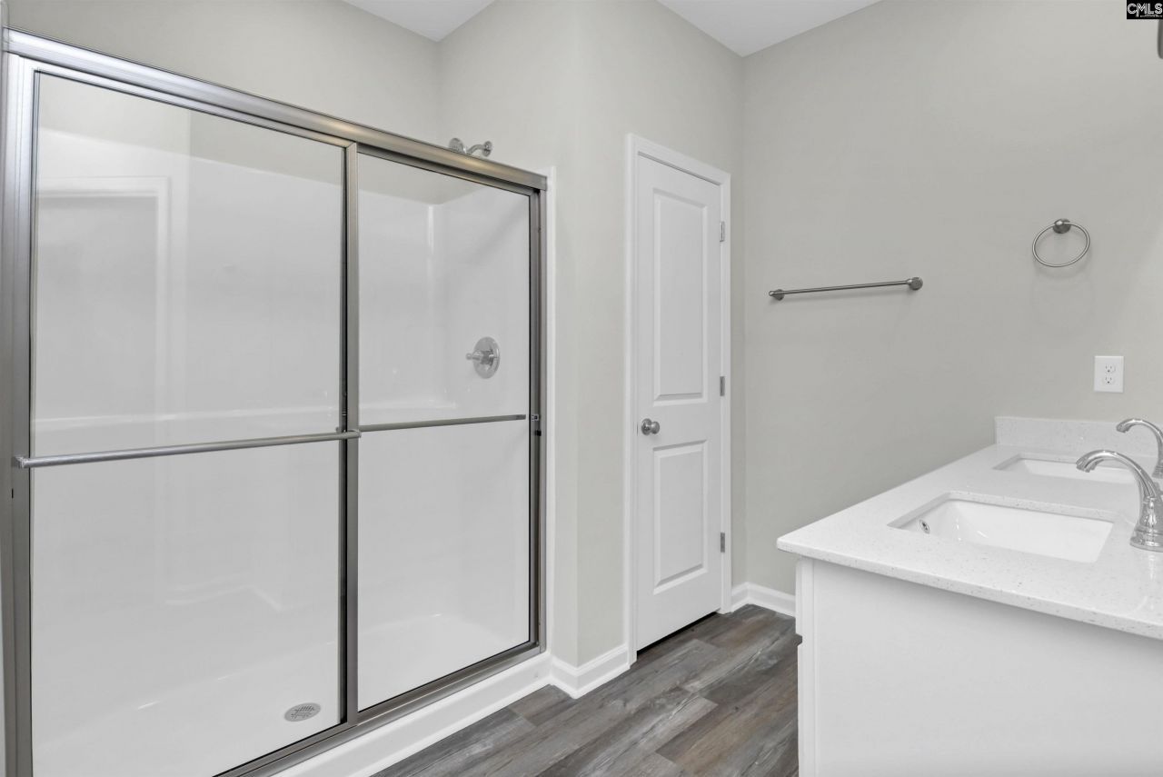 142 Middlesex Court Photo 26