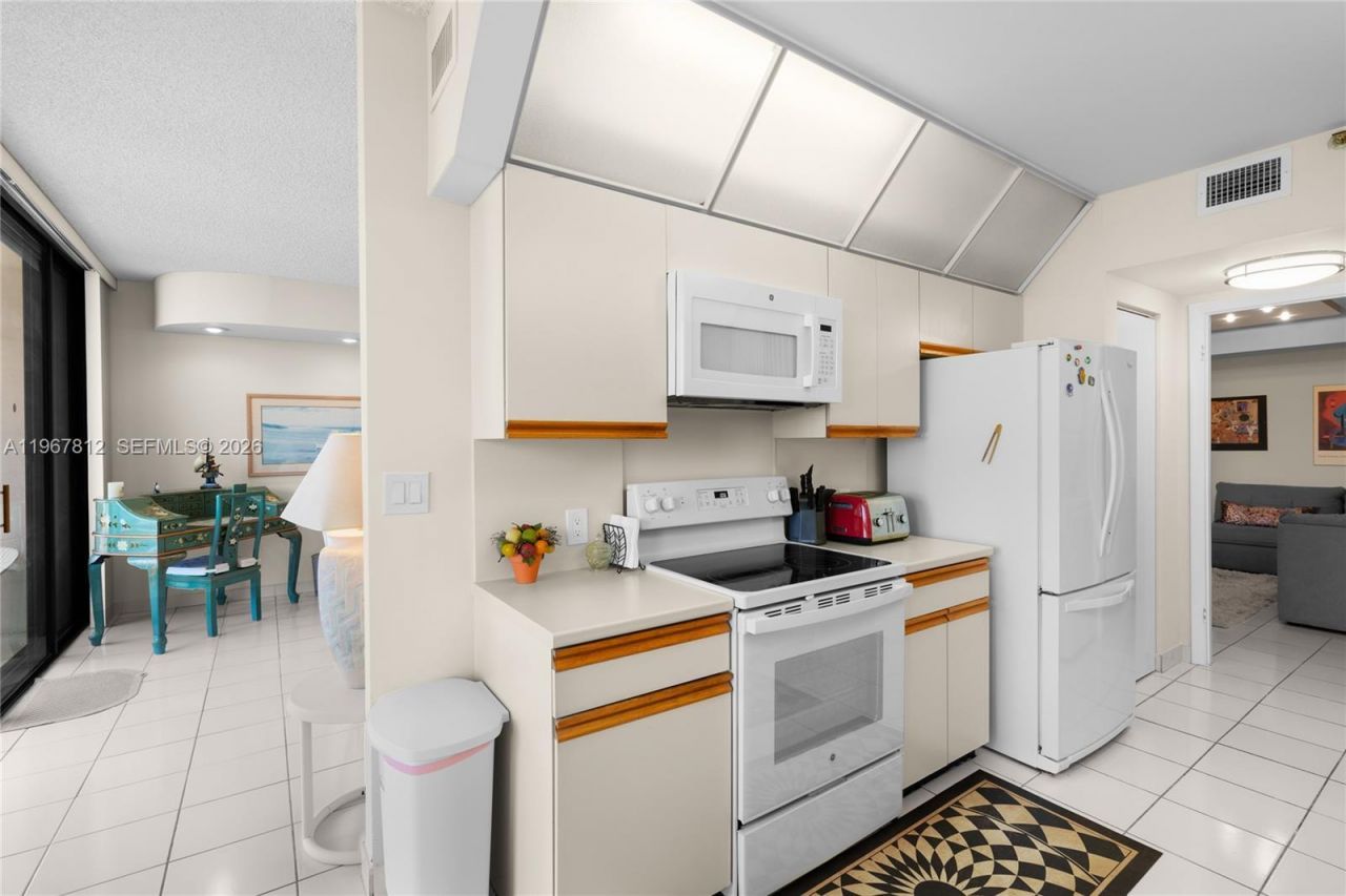 20281 E Country Club Dr, Unit 403, Aventura, FL 33180 Photo