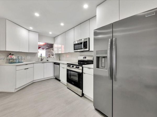 1750 W 46th St, Unit 433, Hialeah, FL 33012