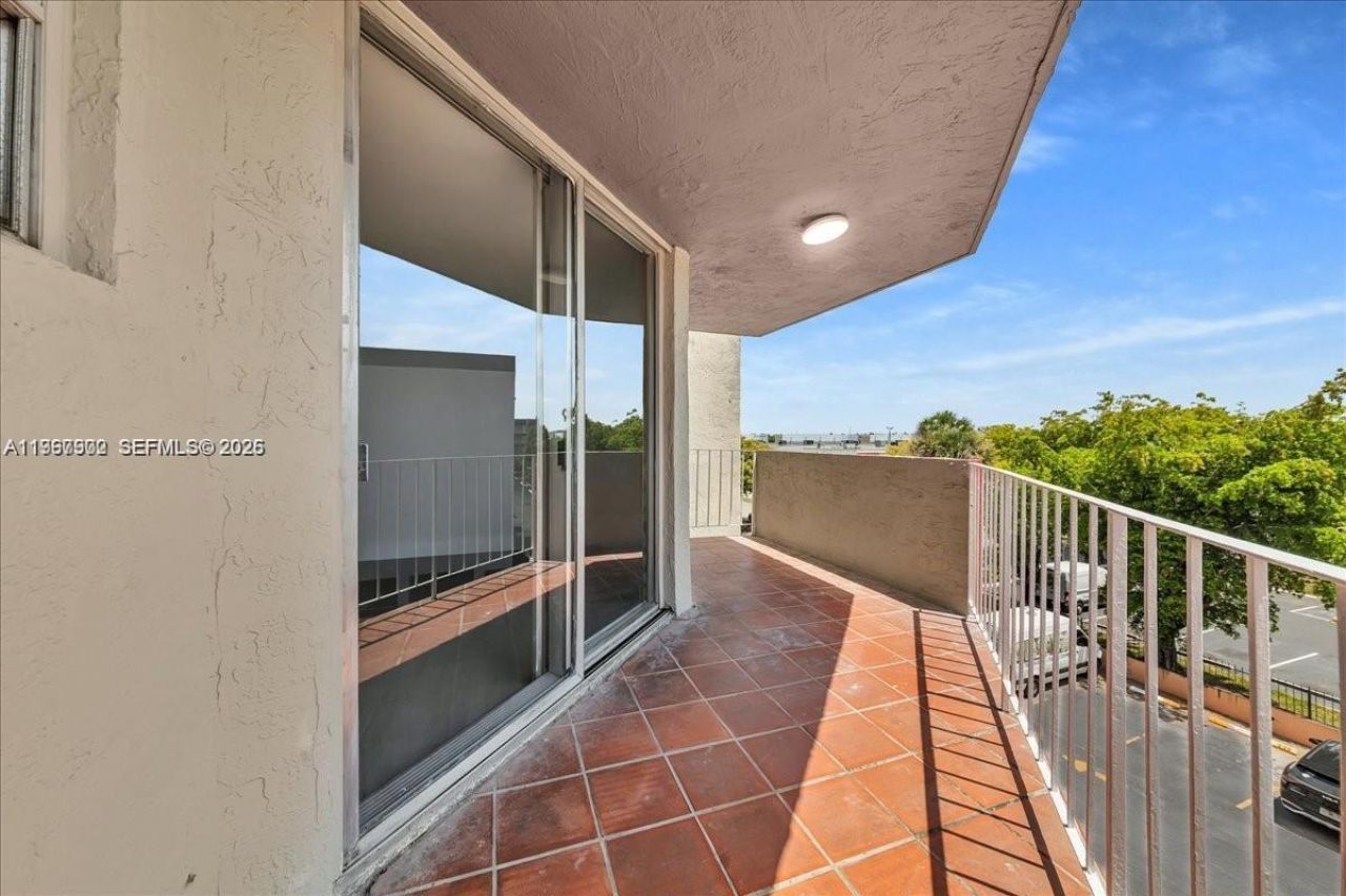 1750 W 46th St, Unit 433, Hialeah, FL 33012 Photo