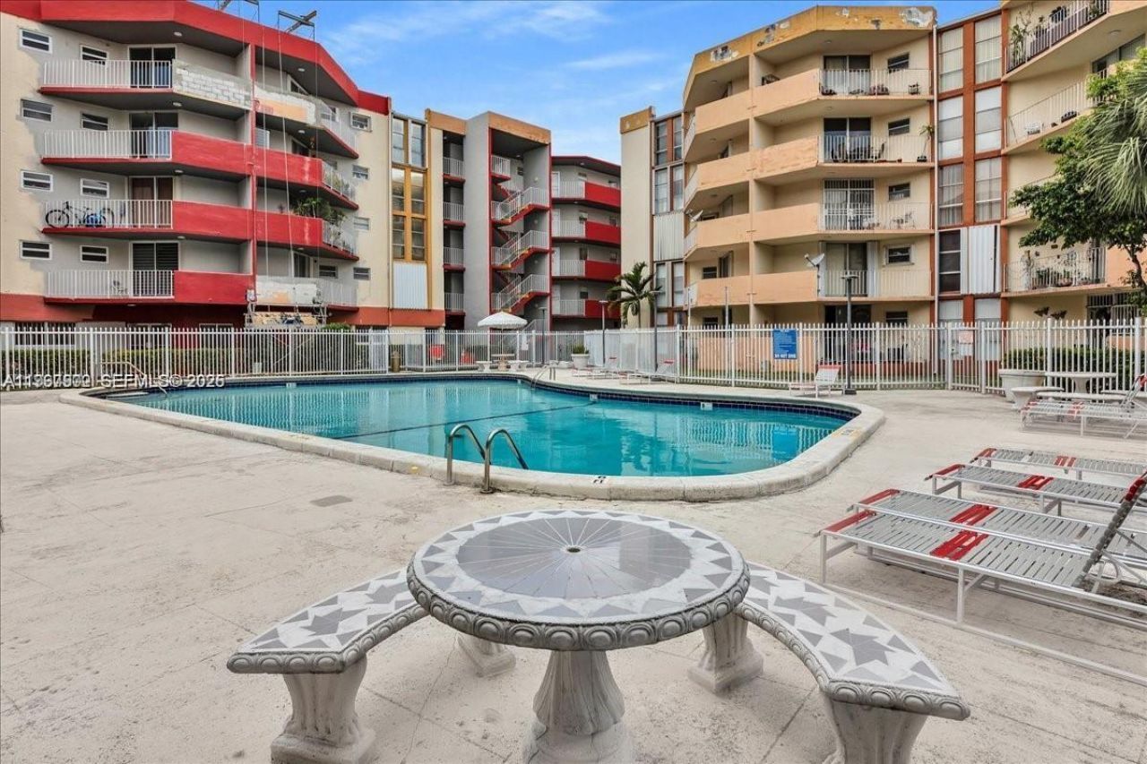 1750 W 46th St, Unit 433, Hialeah, FL 33012 Photo