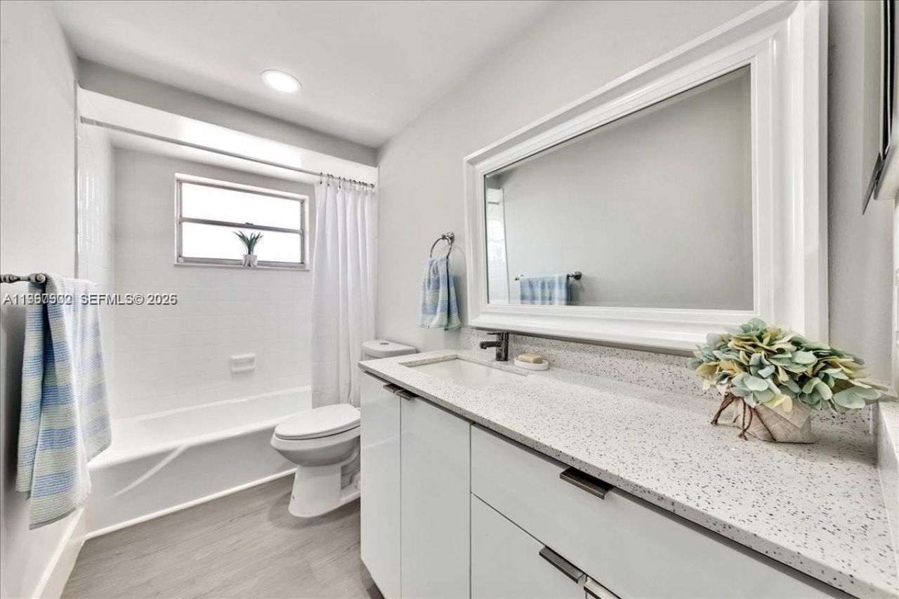 1750 W 46th St, Unit 433, Hialeah, FL 33012 Photo