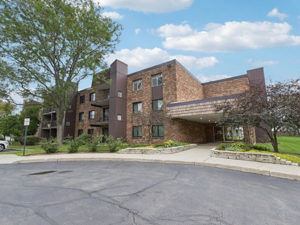 522 E ALGONQUIN Road, Unit 201, Schaumburg, IL 60173