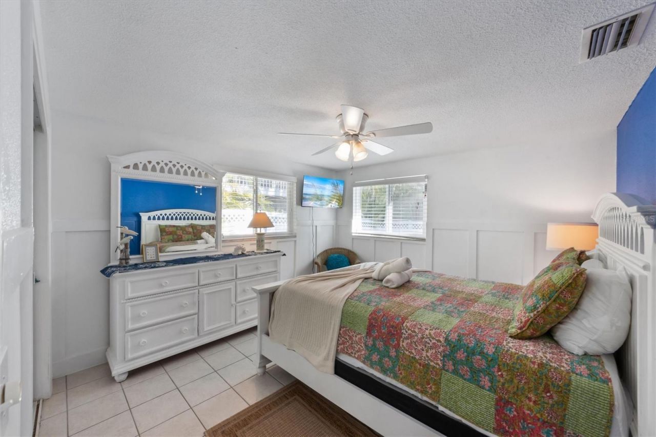 5807 De Palmas Avenue, Holmes Beach, FL 34217 Photo