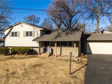 6701 N Flora Avenue, Gladstone, MO 64118