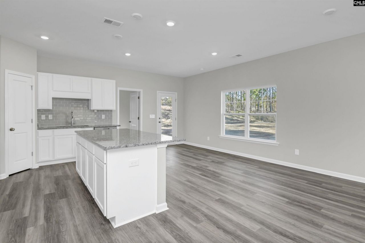 127 Middlesex Court Photo 6