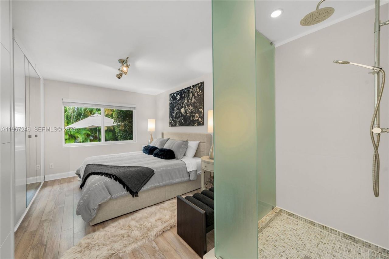 736 W 51 St, Miami Beach, FL 33140 Photo