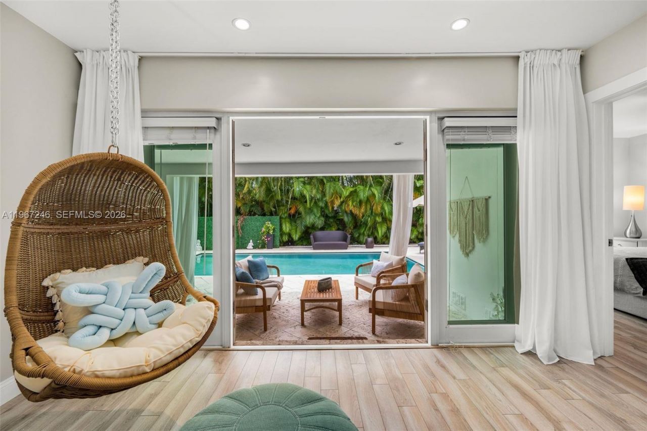 736 W 51 St, Miami Beach, FL 33140 Photo