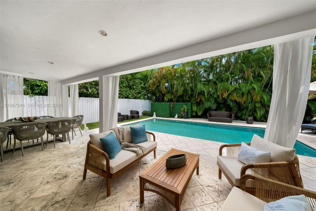 736 W 51 St, Miami Beach, FL 33140 Photo