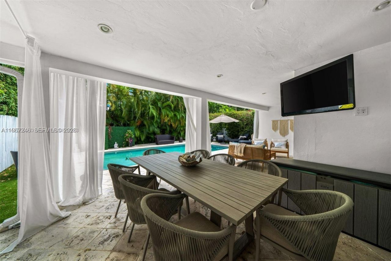 736 W 51 St , Miami Beach, FL 33140 Photo