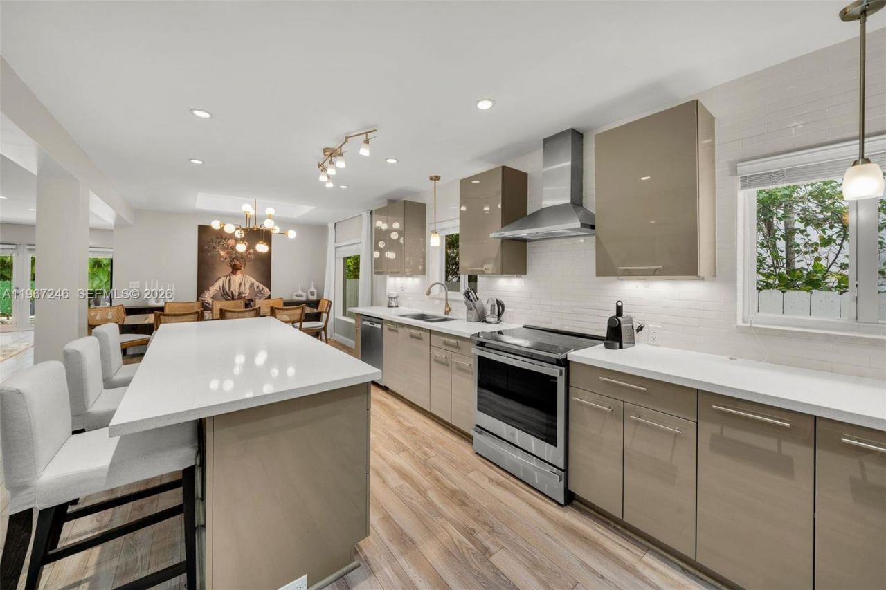 736 W 51 St , Miami Beach, FL 33140 Photo