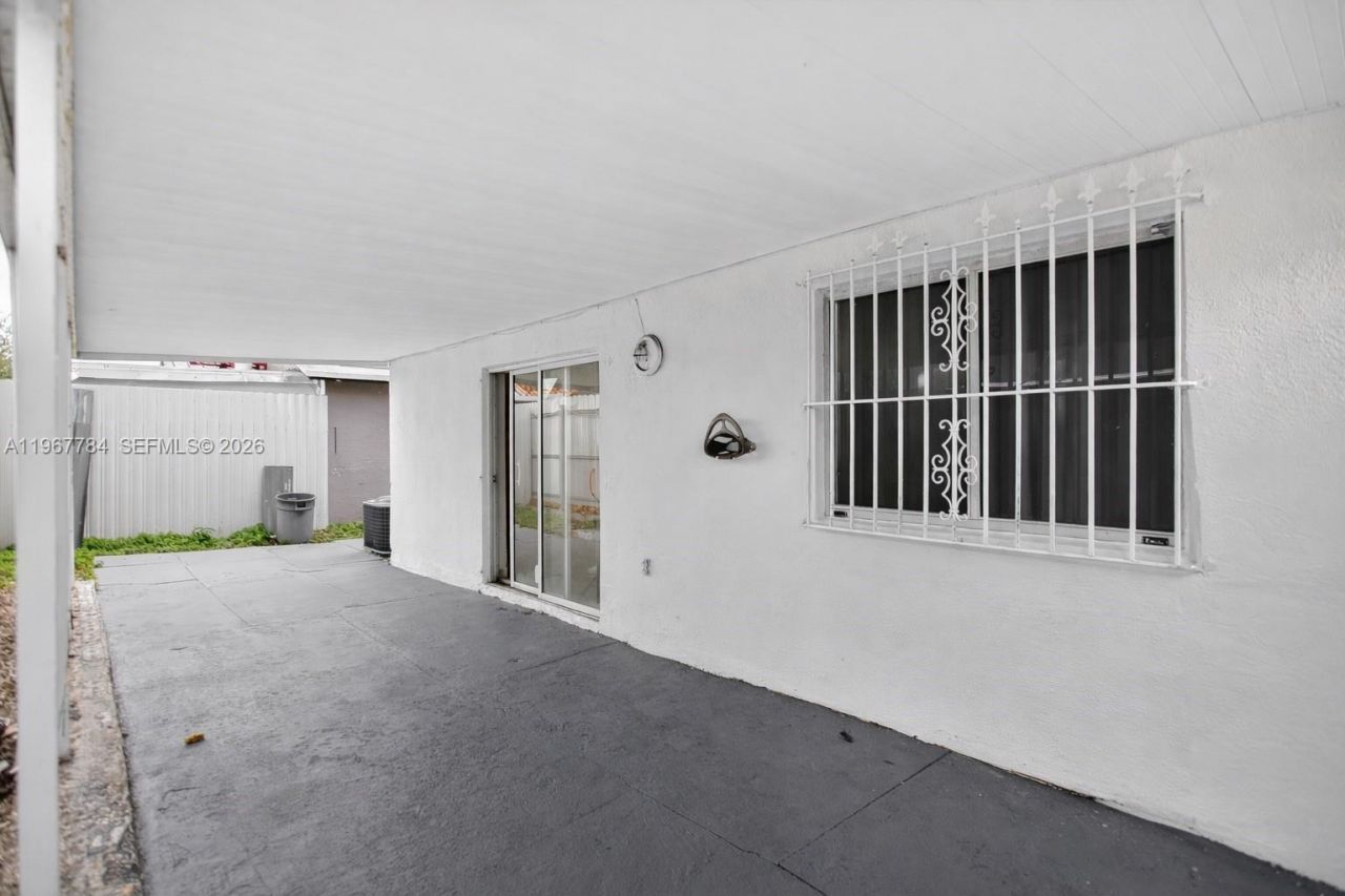 8859 NW 110th Ln, Hialeah Gardens, FL 33018 Photo