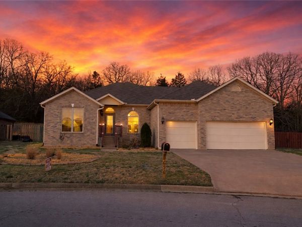 656 Foothills Drive, Fayetteville, AR 72701