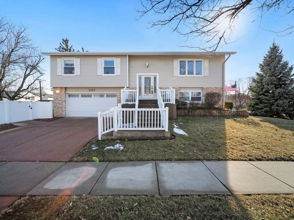 1101 S LAVERGNE Drive, Mount Prospect, IL 60056