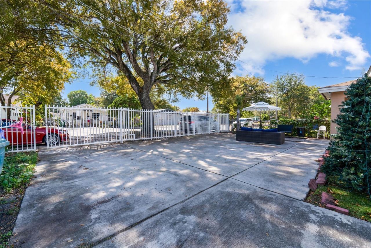 1371 NW 59th St , Miami, FL 33142 Photo