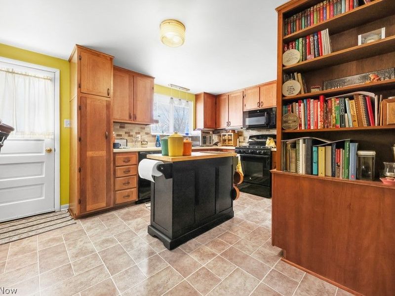 10684 Dot Avenue NE, Alliance, OH 44601 Photo 2