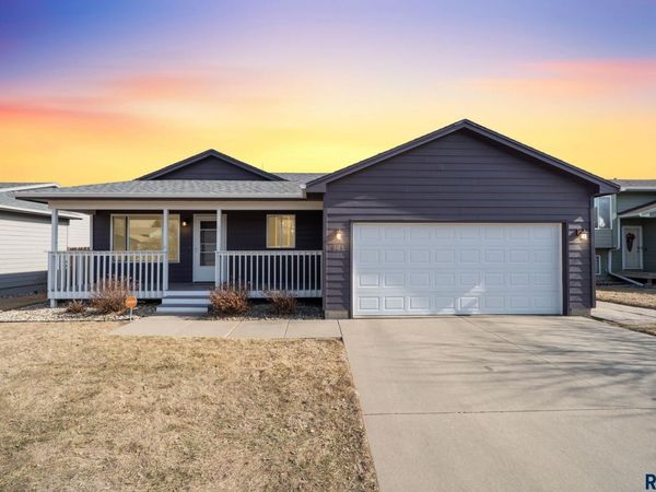 824 S Tanglewood Ave, Sioux Falls, SD 57106