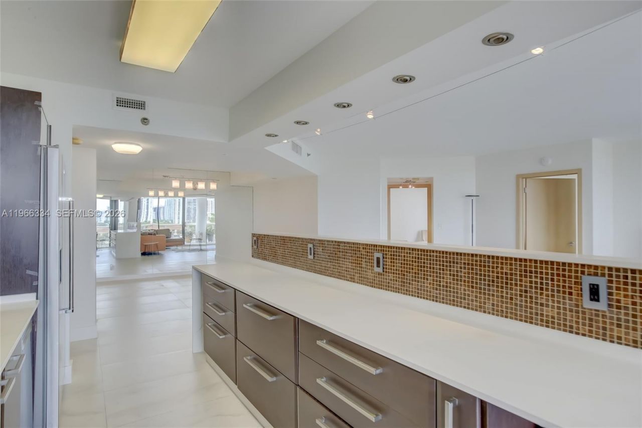 3600 Yacht Club Dr, Unit 703, Aventura, FL 33180 Photo