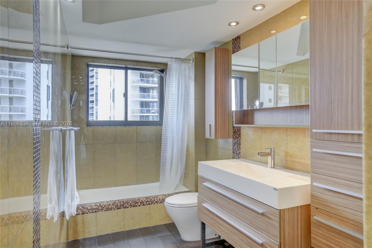 3600 Yacht Club Dr, Unit 703, Aventura, FL 33180 Photo