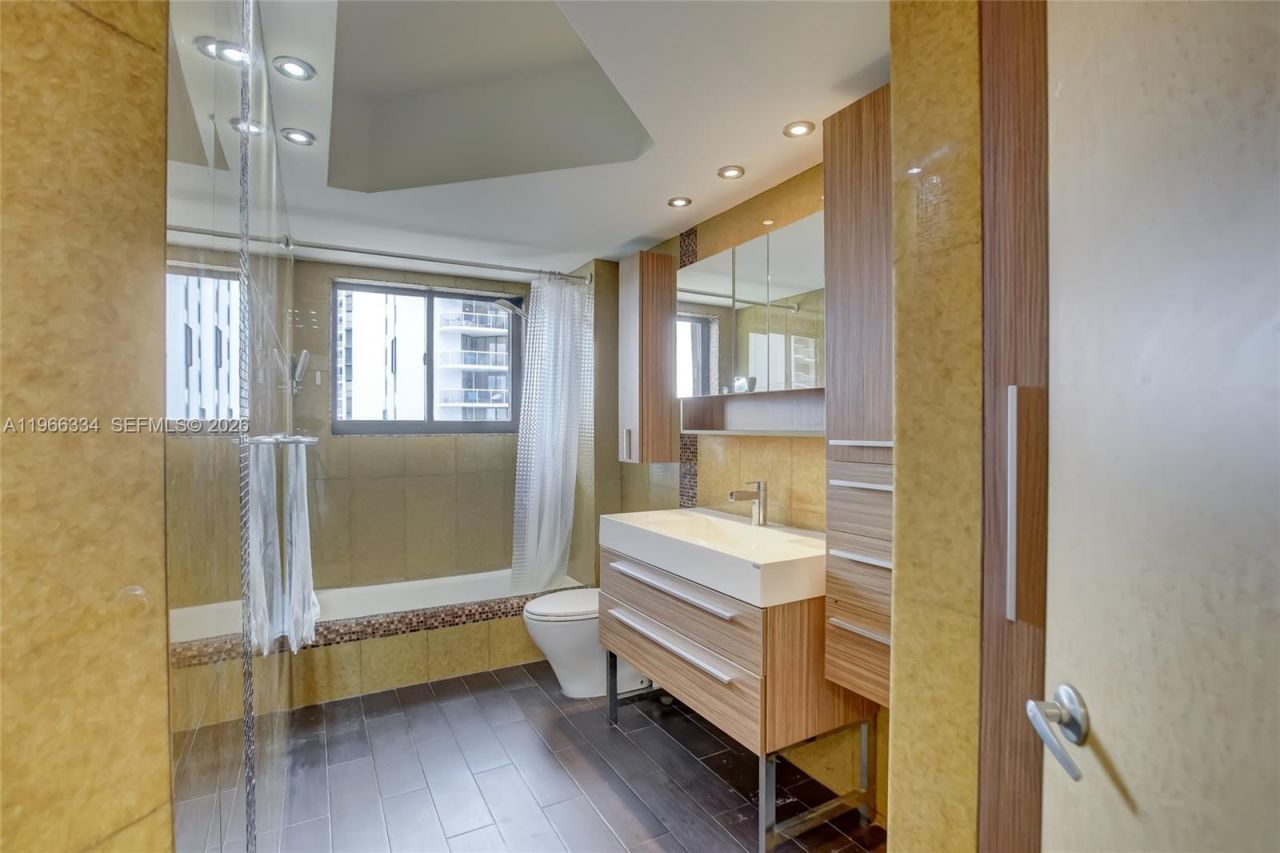 3600 Yacht Club Dr, Unit 703, Aventura, FL 33180 Photo