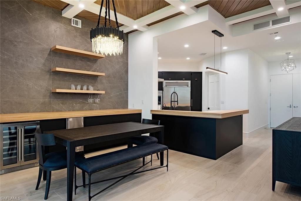 60 Seagate Dr , Unit 305, Naples, FL 34103 Photo