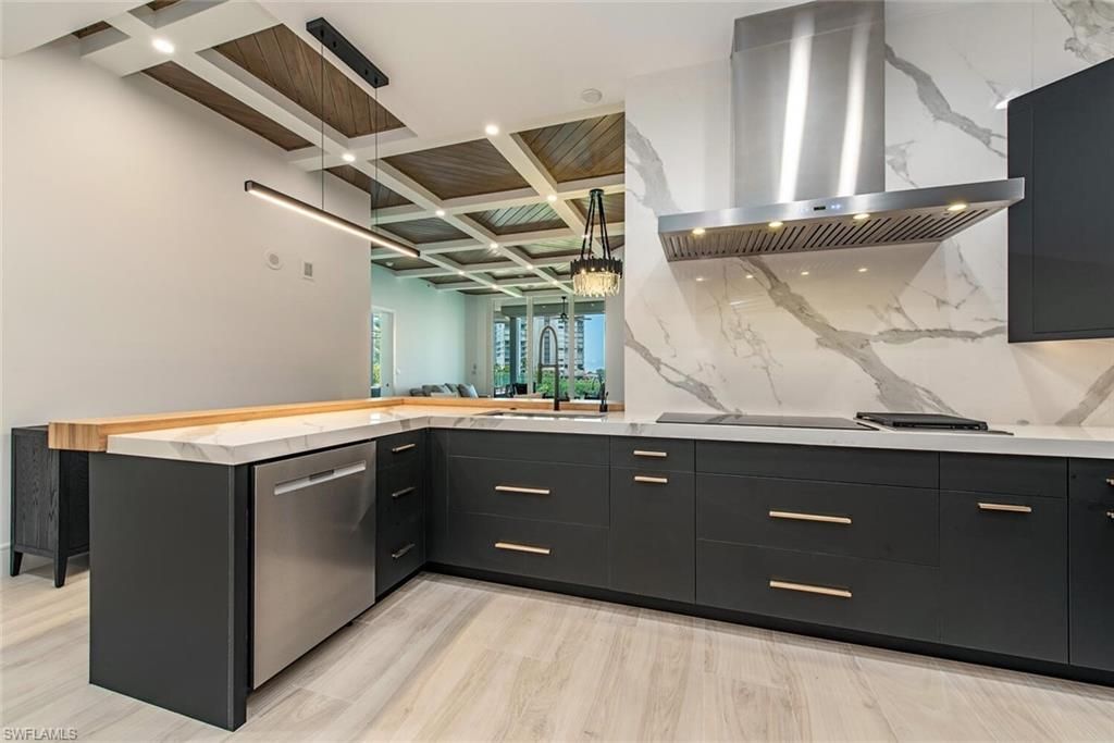 60 Seagate Dr , Unit 305, Naples, FL 34103 Photo