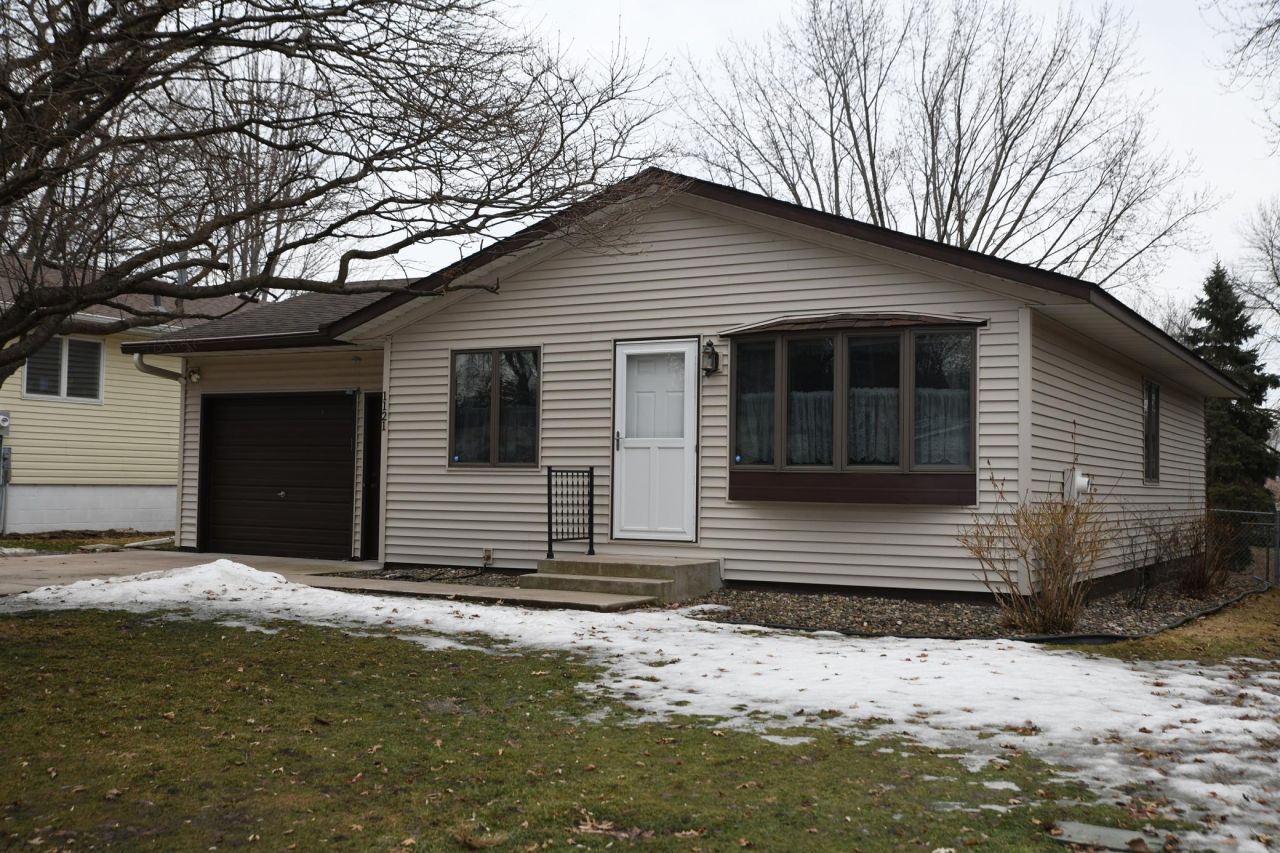 1121 4th Street W, Hastings, MN 55033 Main Photo