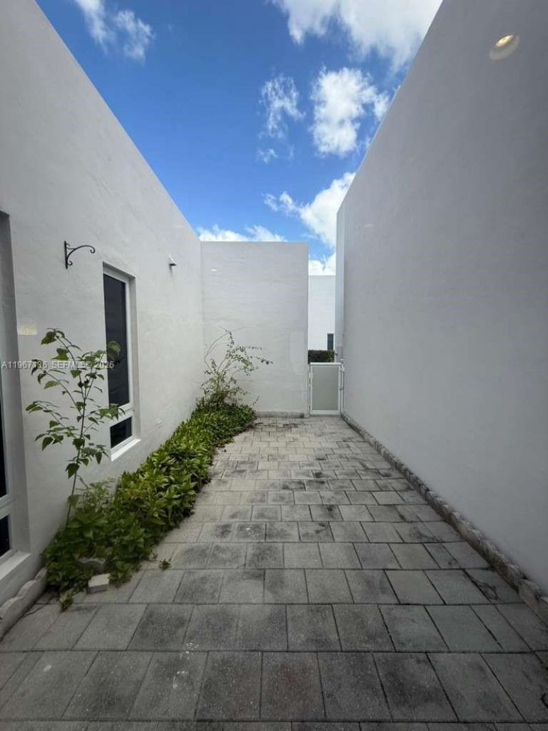 6309 NW 104 Th Path, Doral, FL 33178 Photo