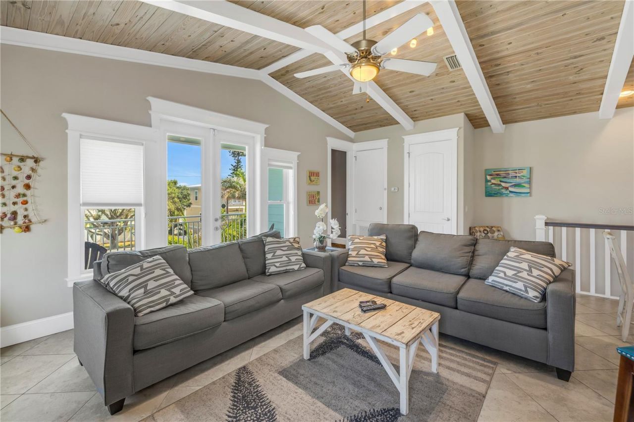 105 4th Street S, Bradenton Beach, FL 34217 Photo