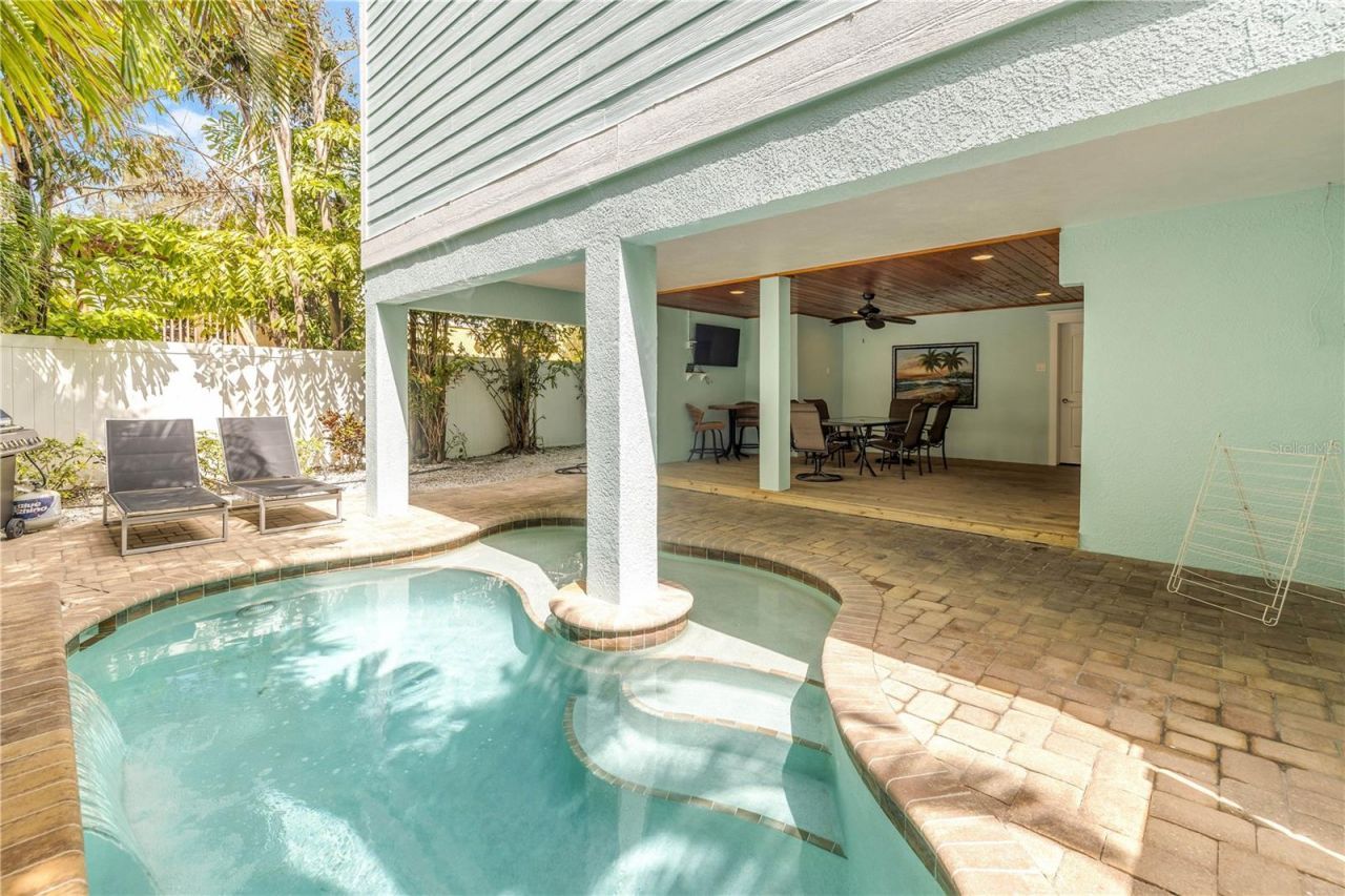 105 4th Street S, Bradenton Beach, FL 34217 Photo