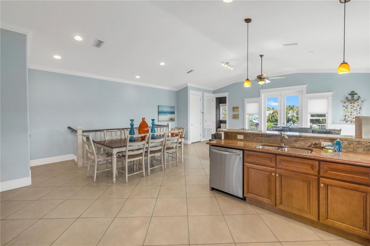 105 4th Street S, Bradenton Beach, FL 34217 Photo