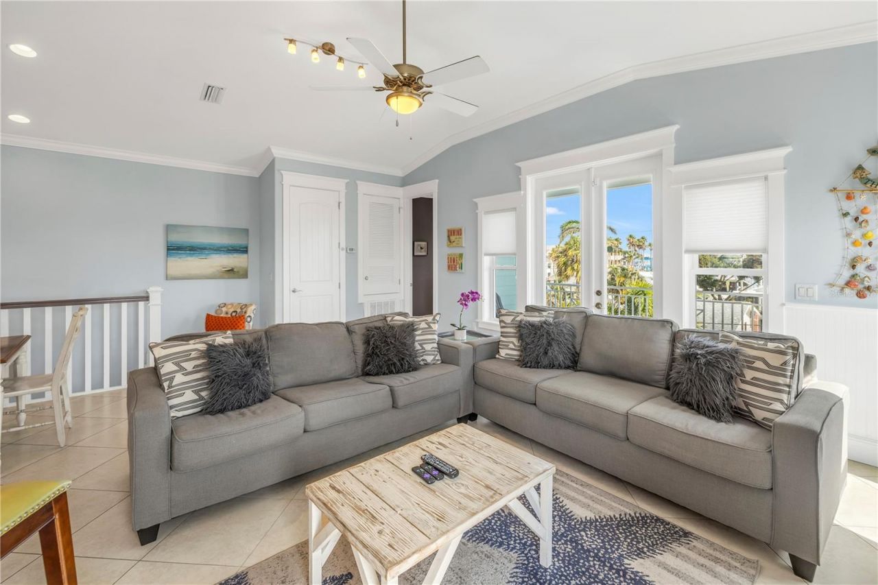 105 4th Street S, Bradenton Beach, FL 34217 Photo