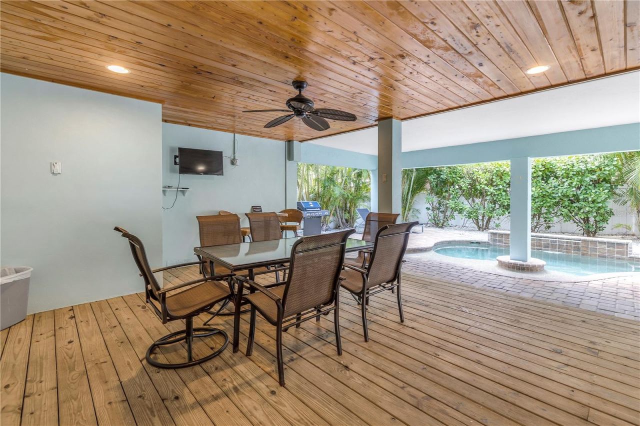 105 4th Street S, Bradenton Beach, FL 34217 Photo