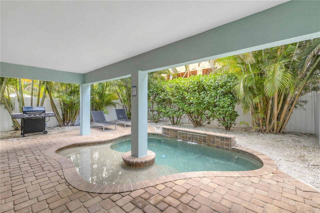 105 4th Street S, Bradenton Beach, FL 34217 Photo