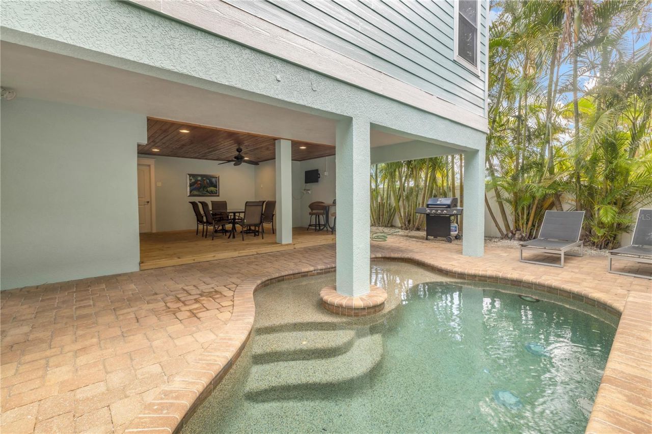 105 4th Street S, Bradenton Beach, FL 34217 Photo