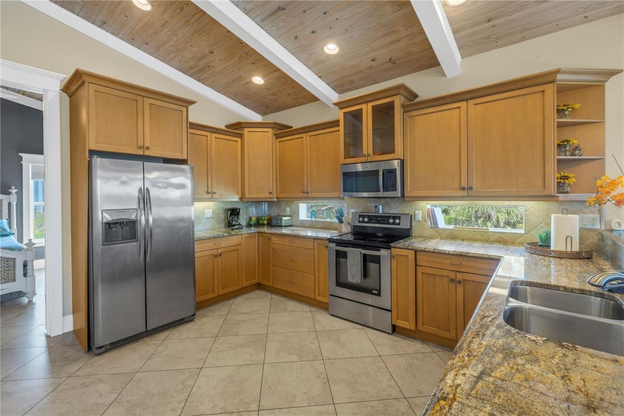 105 4th Street S, Bradenton Beach, FL 34217 Photo