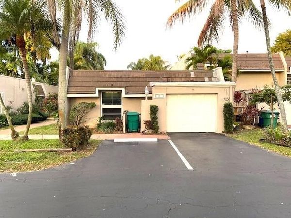 19816 Bobolink Dr, Hialeah, FL 33015