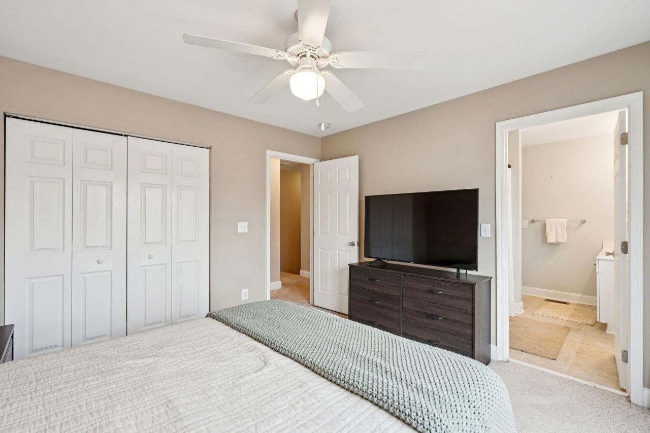 4027 Hartland Street Photo 19