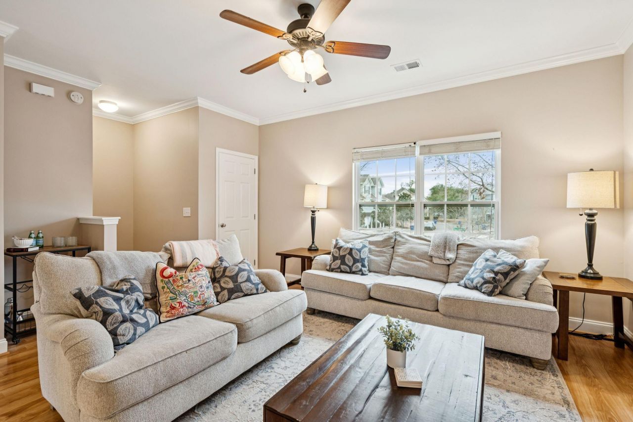 4027 Hartland Street Photo 6