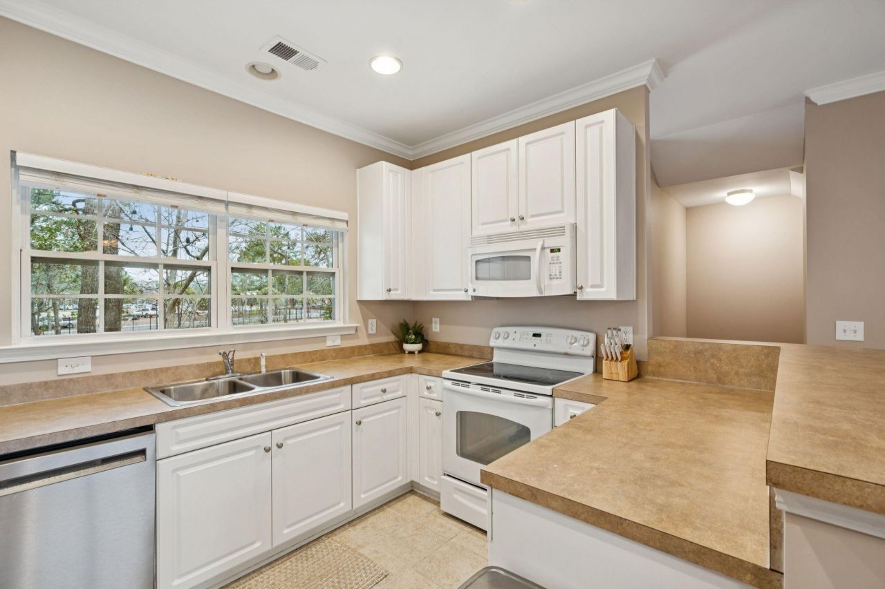 4027 Hartland Street Photo 8