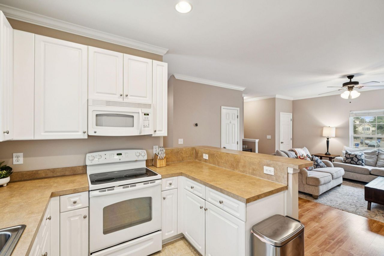 4027 Hartland Street Photo 9