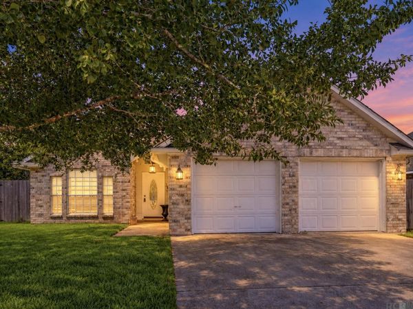 36 Moss Dr, Laplace, LA 70068