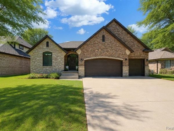 19853 Chase Drive, Macomb Twp, MI 48042