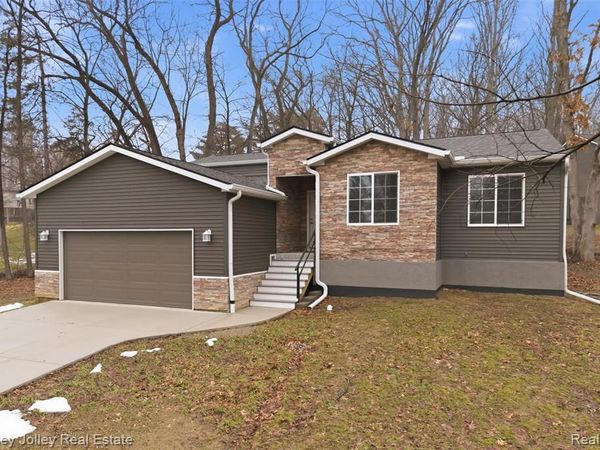 10303 9 Mile Road, Green Oak Twp, MI 48189