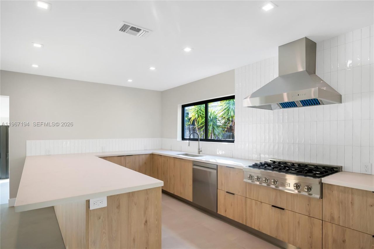 910 W 47th Ct, Miami Beach, FL 33140 Photo