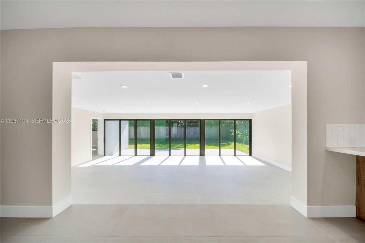 910 W 47th Ct, Miami Beach, FL 33140 Photo