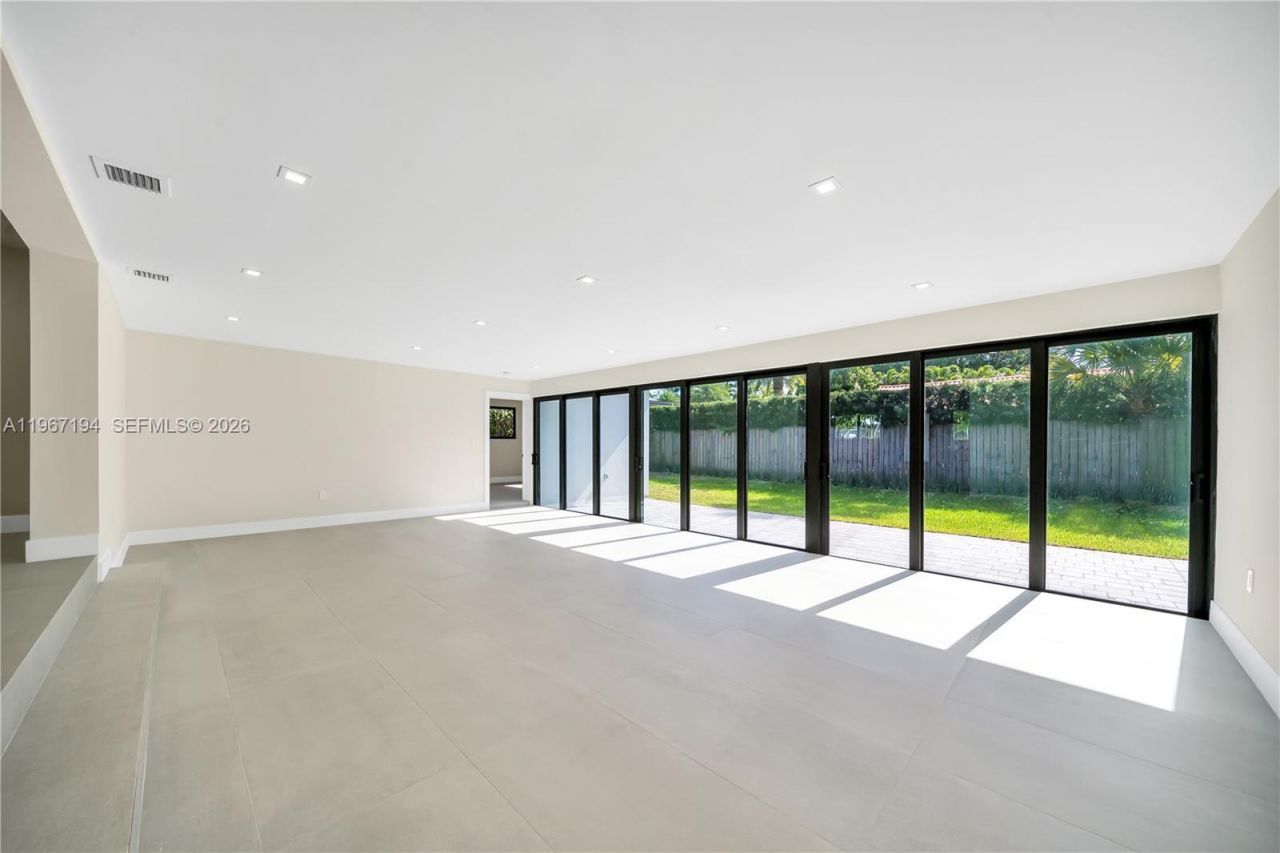 910 W 47th Ct, Miami Beach, FL 33140 Photo