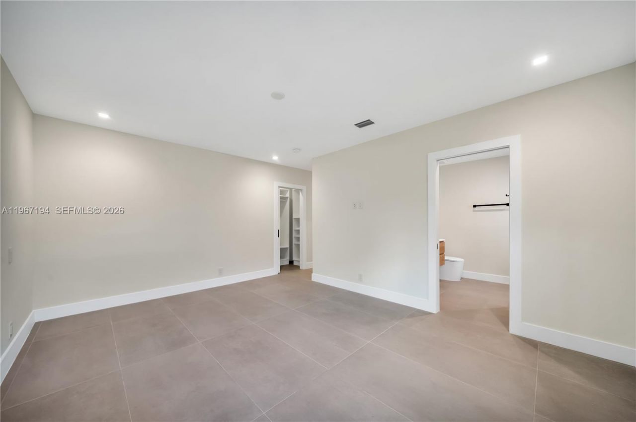 910 W 47th Ct, Miami Beach, FL 33140 Photo