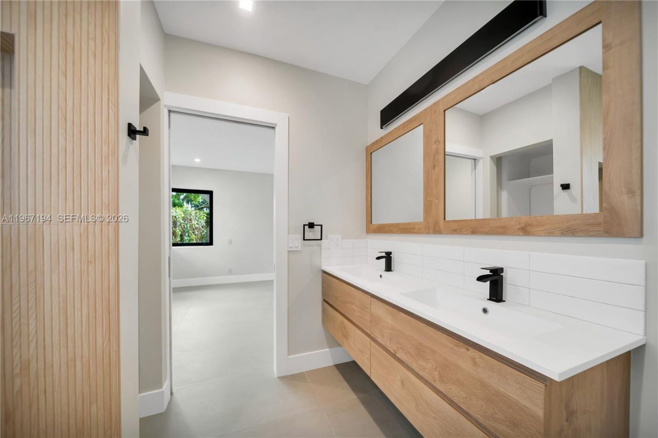 910 W 47th Ct, Miami Beach, FL 33140 Photo